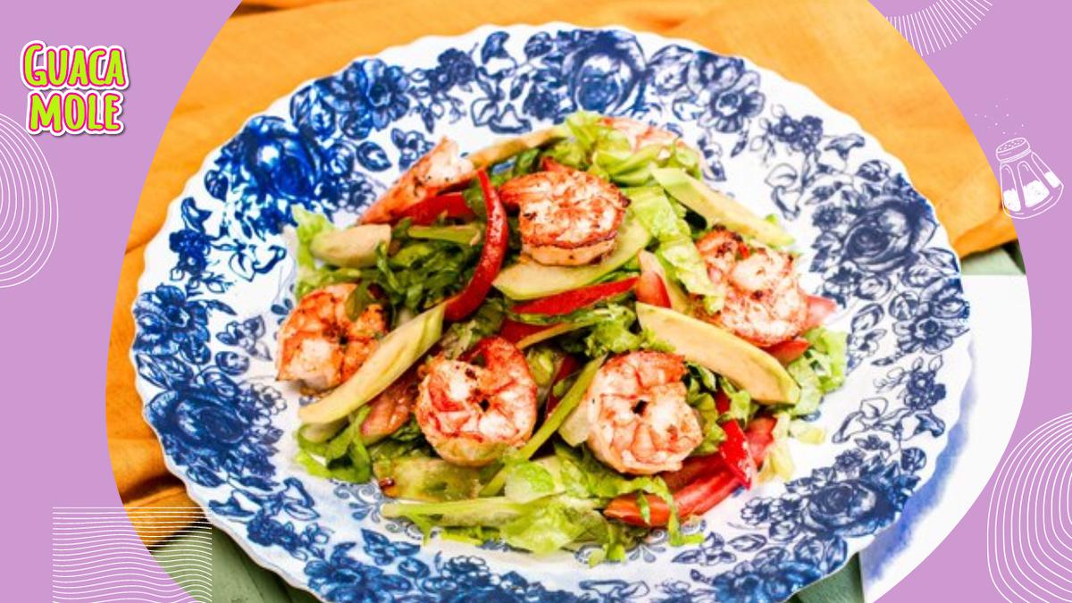 Ensalada camarón y aguacate | La ensalada fresca de aguacate y camarón se puede servir como plato principal o como entrada. (Freepik)