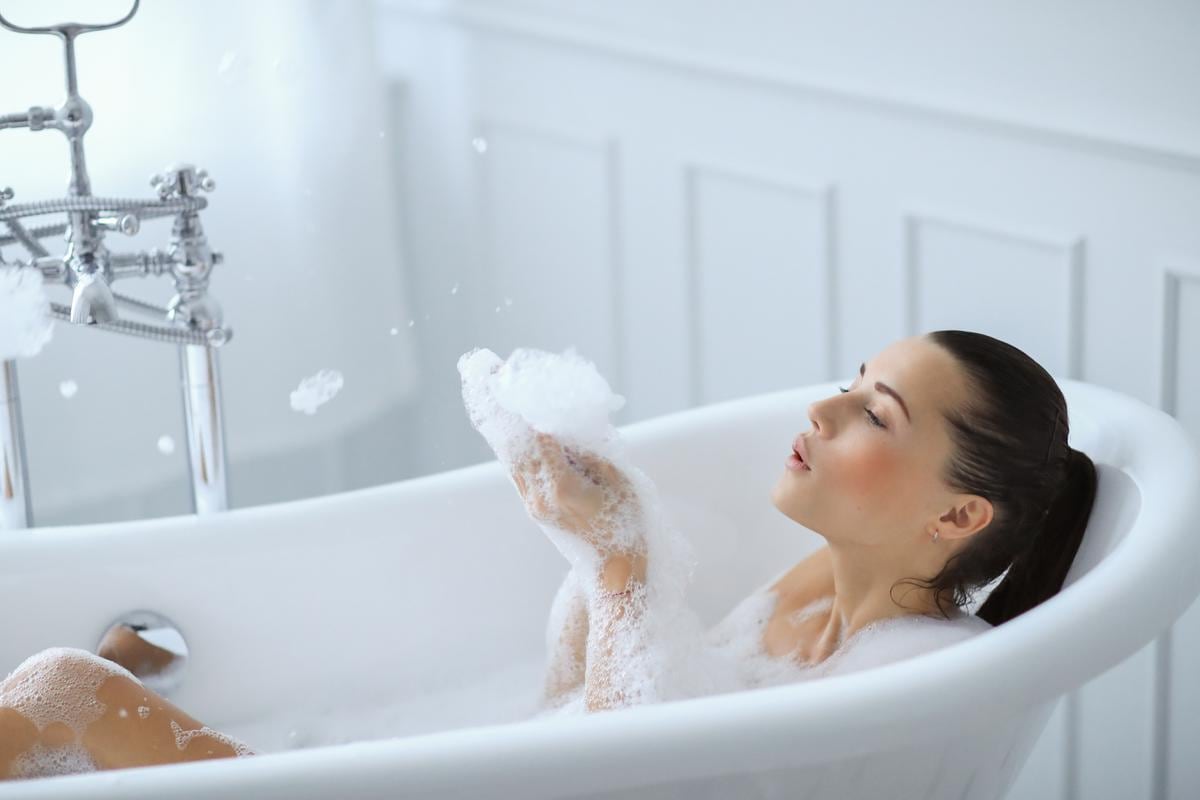 Bañarse | Según los dermatólogos, debes tallar tu cuerpo solo con las manos para tener una piel saludable. (Freepik)