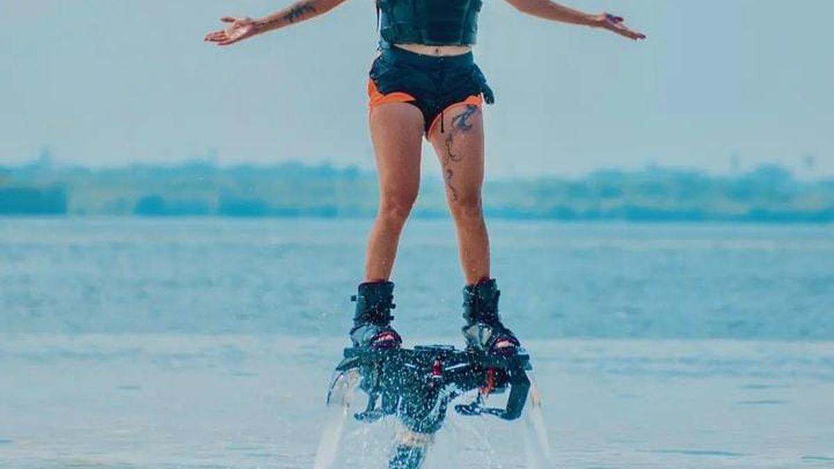 Flyboard | El deporte extremo que te hará levitar con la presión del agua (Caritorodriguez_/Instagram).
