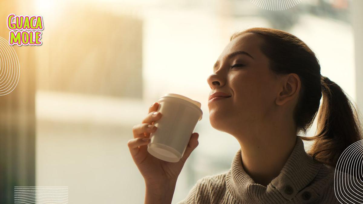 Tomar café cuando hace calor. | Entérate si tomar cafecito ayuda a quitarse el calorón. (Canva).