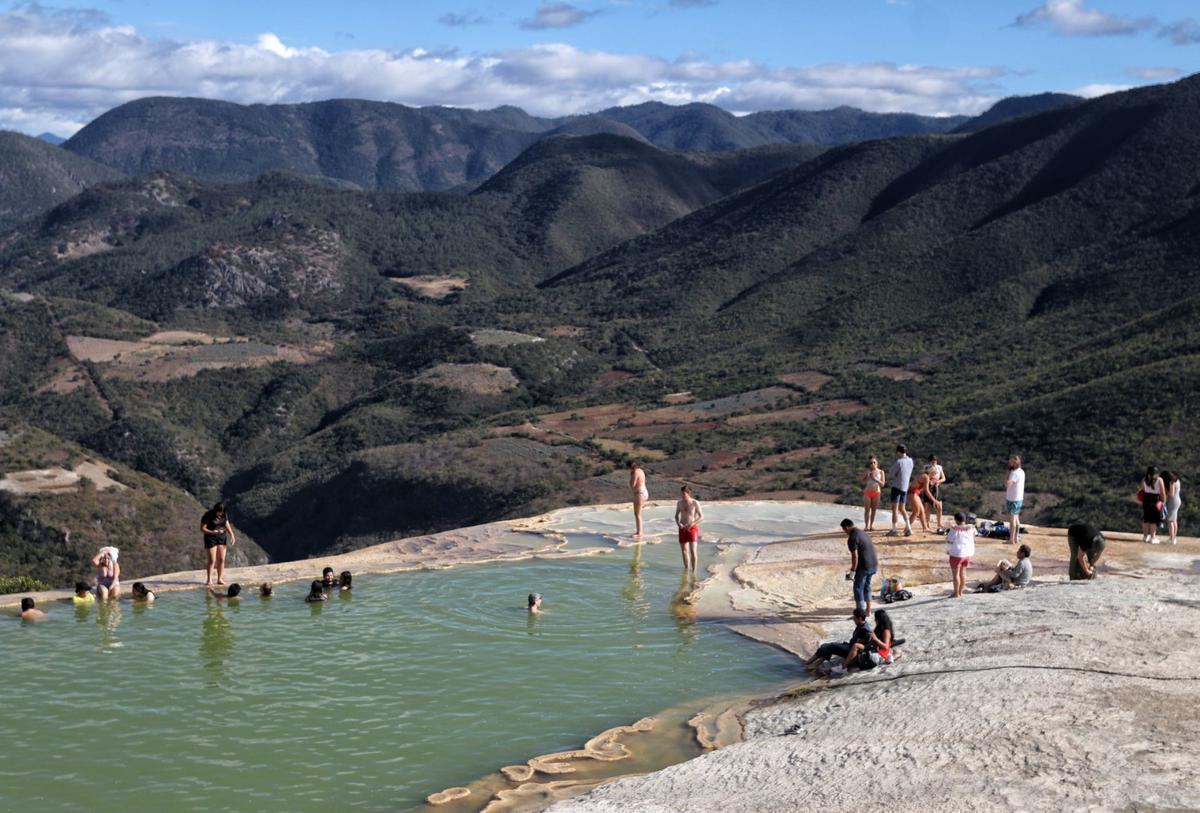 Turistas viendo los dos ecosistemas juntarse en Hierve el Agua, Oaxaca | Cascadas Hierve el Agua en Oaxaca 
Foto: Cuartoscuro