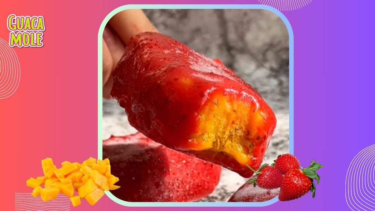 Refréscate con esta receta de paletas de mango y fresa