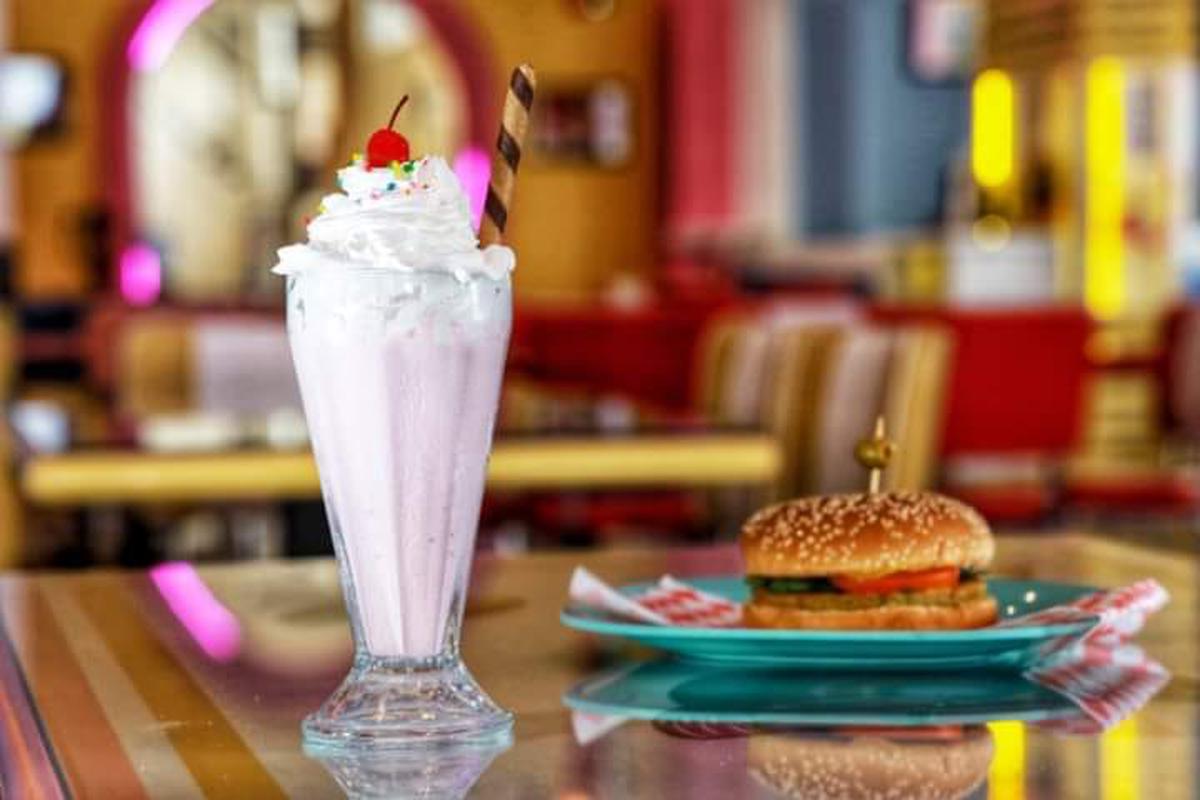 Malteada y hamburguesa | Uno de los platillos que podrás disfrutar en el restaurante temático de los 50's (Cafetería de los 50's/ Facebook).