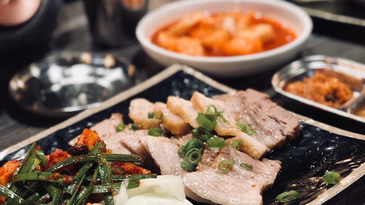 Restaurante coreano. | La comida coreana gana notoriedad entre los amantes de la gastronomía y en CDMX hay varios restaurantes para probar estos sabores.
Fuente: Pexels.
