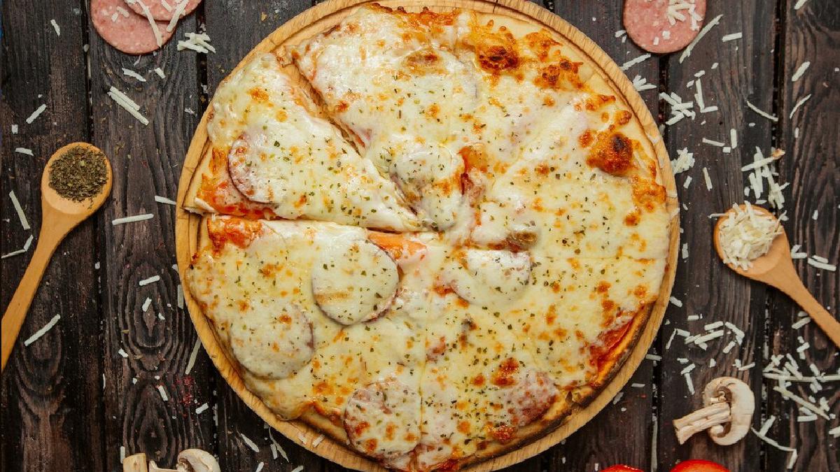 Un paso a paso muy sencillo para este delicioso platillo. | Con esta receta podrás hacer una pizza en menos de cinco minutos. (Fuente: Freepik).