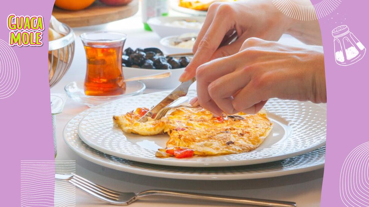 Omelette con verduras y queso para el desayuno: tiene mucha proteína y es fácil de hacerlo