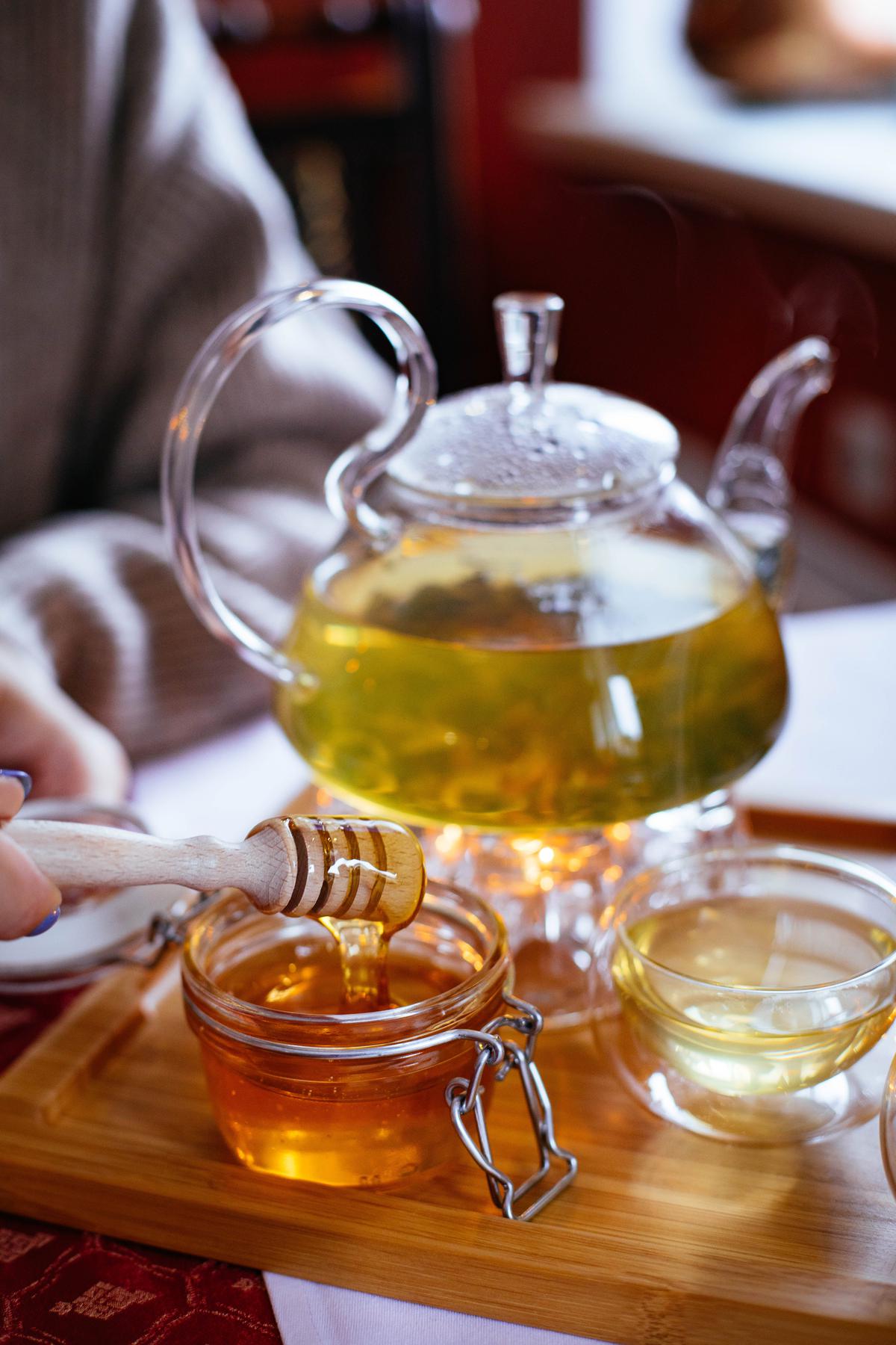 Té con miel, el mejor aliado para la gripe. | Se puede combinar con limón y ayuda a contener los síntomas como la tos o los dolores de garganta. (Fuente: Pexels).