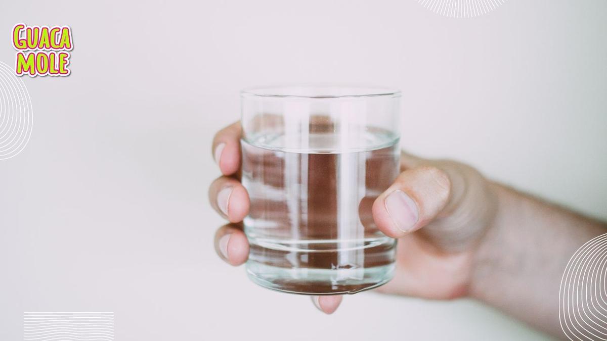 Agua natural en restaurantes. | Si te quieren cobrar el agua NO embotellada en los restaurantes, así pueden multarlos. (Canva).