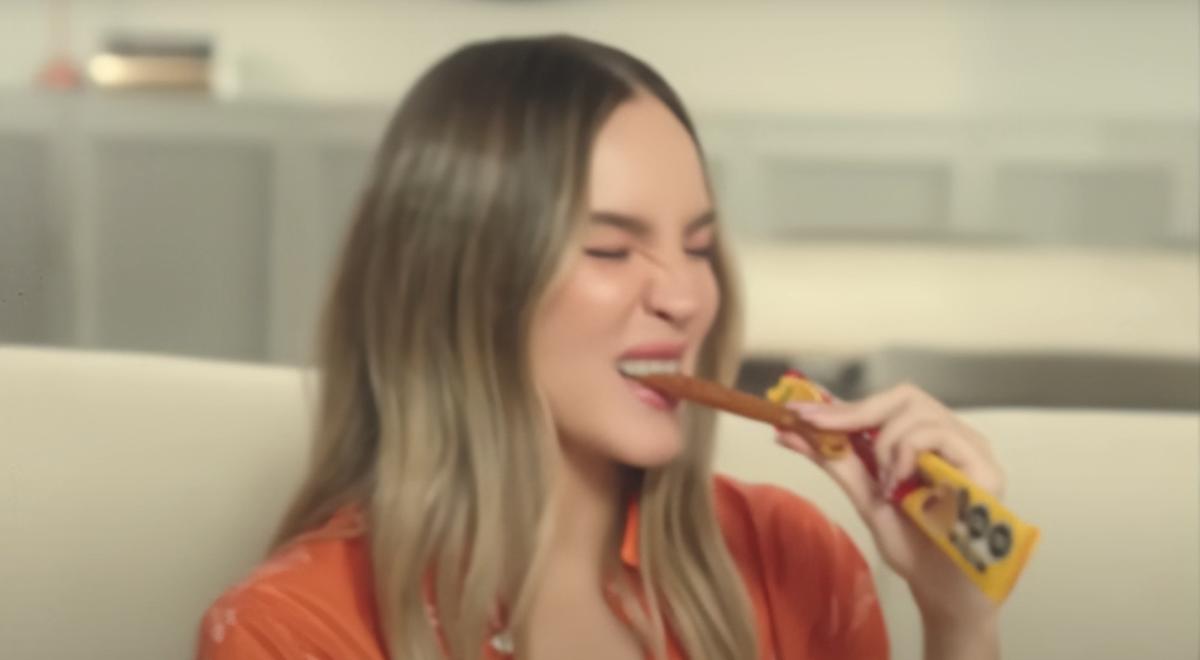 Belinda comiendo skwinkles | La cantante compartió con sus fans cuál era su dulce mexicano favorito. (YouTube)