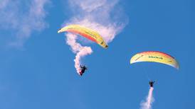 ¿Qué significa soñar que te avientas al vacío en paracaídas?