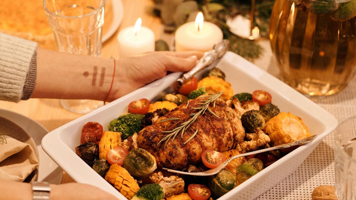 Cena de Navidad. | Olvídate de cocinar: sólo prepara la mesa y a disfrutar. (Fuente: Pexels).