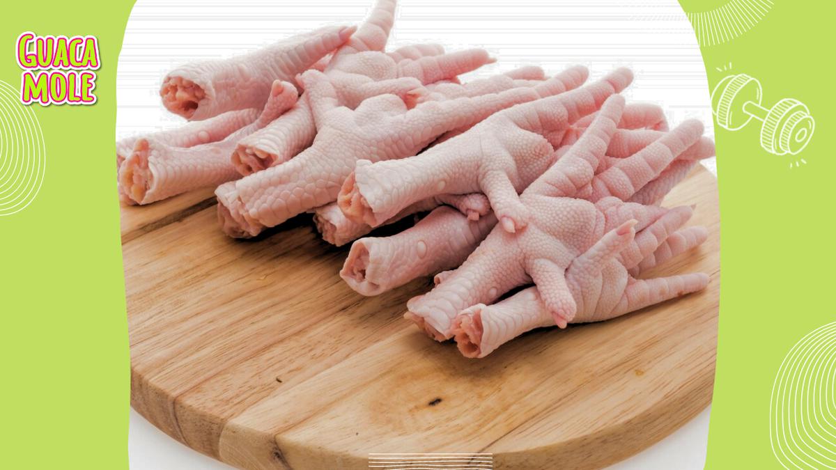 Patas de pollo | La próxima vez que prepares un delicioso caldo, considera incluir las patas de pollo. (Freepik)