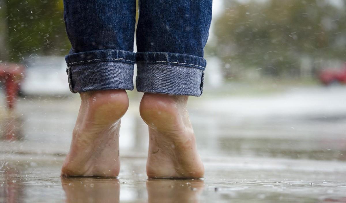 Hongos en los pies remedios caseros | Se recomienda no estar descalzo en lugares húmedos.