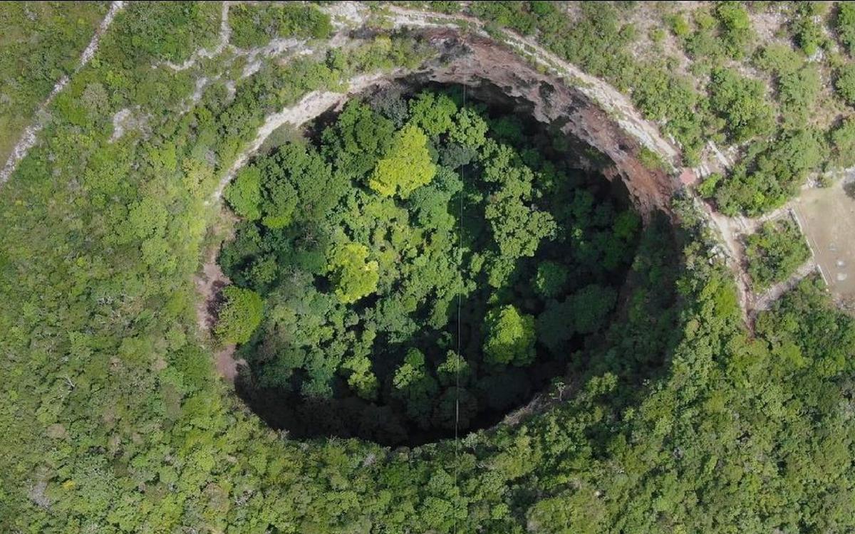 La Sima de las Cotorras es un lugar poco conocido de México | El imponente hoyo de la Sima de las Cotorras tiene 93 metros de profundidad. (Instagram)