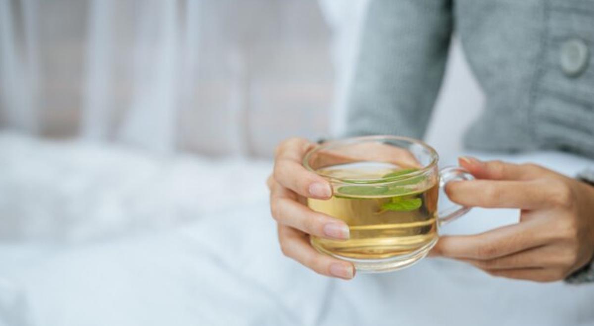Té verde | El té verde es un excelente aliado para prevenir la caída de cabello. (Freepik)