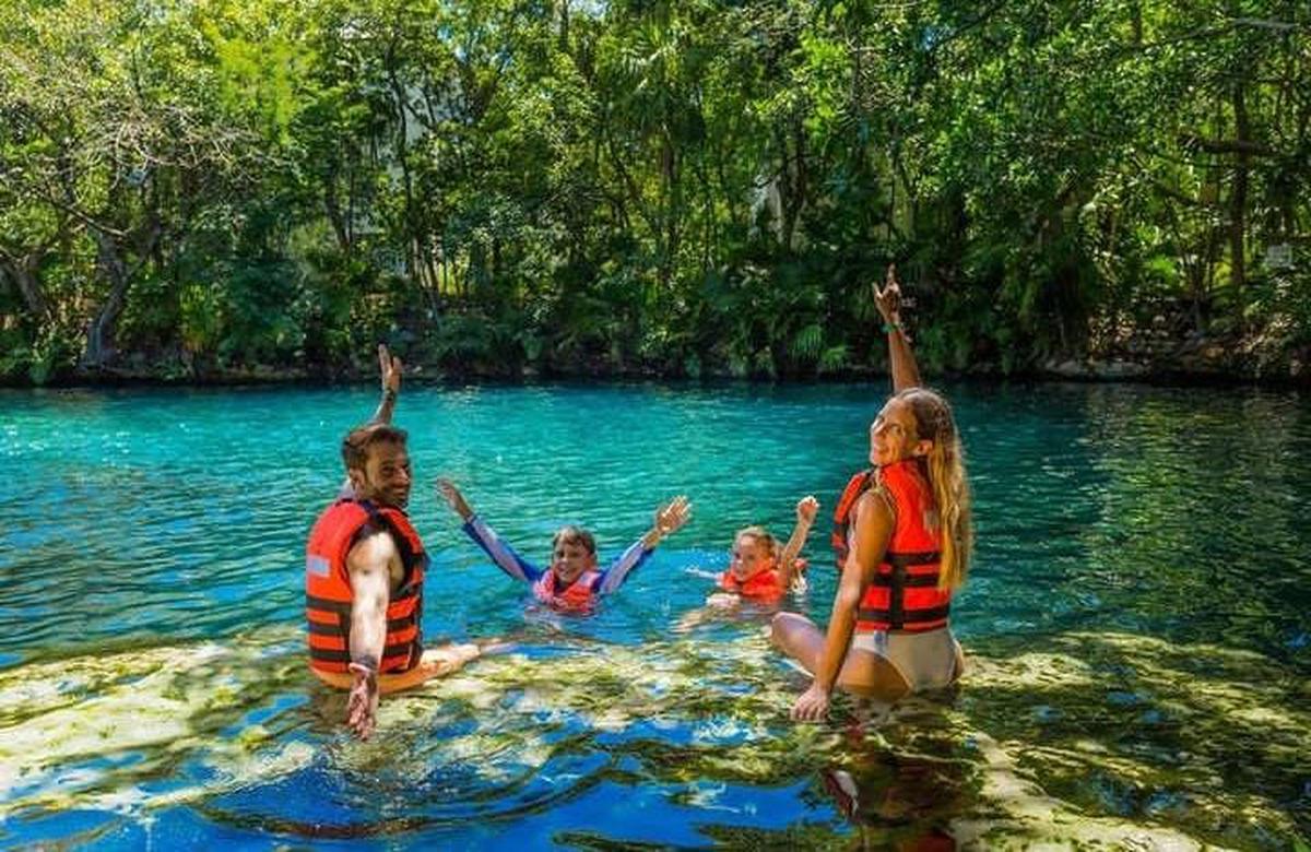 Explorar un cenote | Nadar en un cenote es una actividad para toda la familia (Sandoscaracol/Instagram).