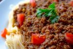 Cómo preparar espagueti con boloñesa y viajar a Italia de un solo bocado