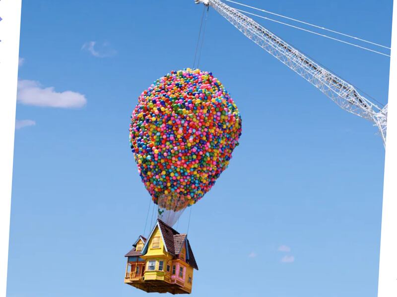 Conoce la casa que Airbnb renta y está en el aire flotando con globos al estilo de “Up”