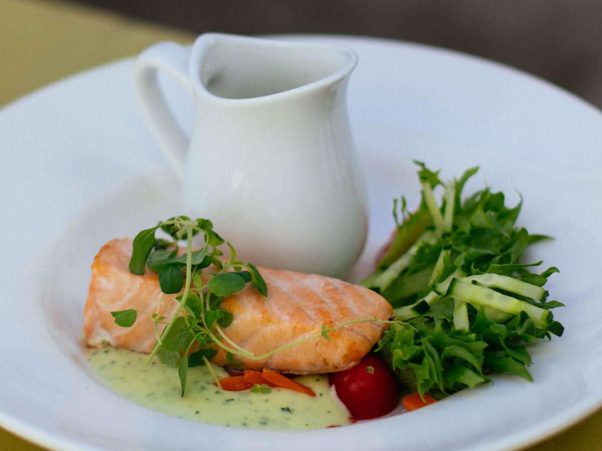 Salmón. | El salmón en vino blanco es una deliciosa preparación culinaria que combina la riqueza y textura suave del salmón con los sabores aromáticos del vino blanco. (Pexels)