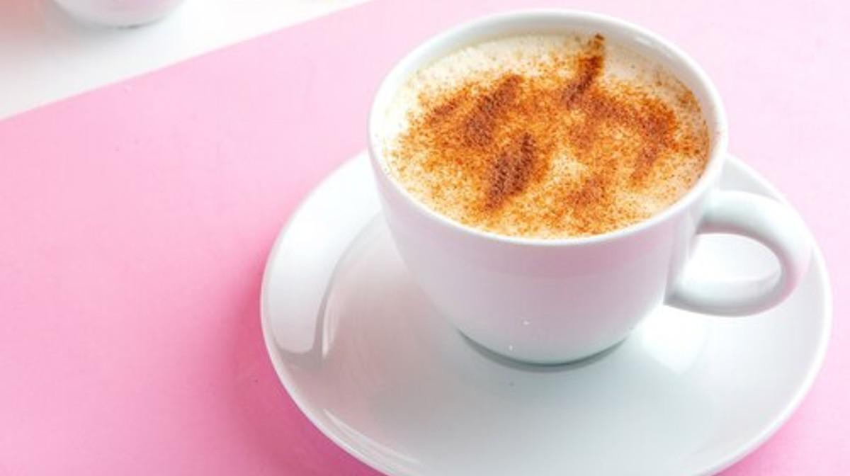 bebida caliente | Puedes acompañar tu rico pastel con una bebida calientita, como: té, café, chocolate, entre otros. (Freepik)