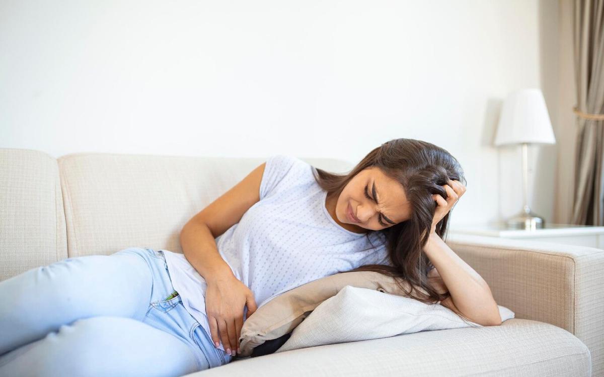 Infusión de ruda para eliminar dolores menstruales | La infusión de ruda te ayudará contra los molestos dolores menstruales. (Freepik)