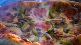 Así es el famoso restaurante por sus pizzas y su decoración a lo Beetlejuice en CDMX