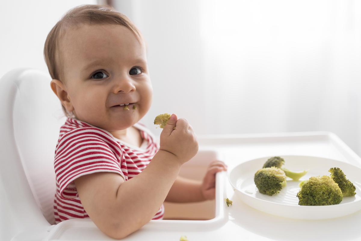 Bebé comiendo | Recuerda consultar a un profesional de la salud para que alimentes correctamente a tu bebé. (Freepik)