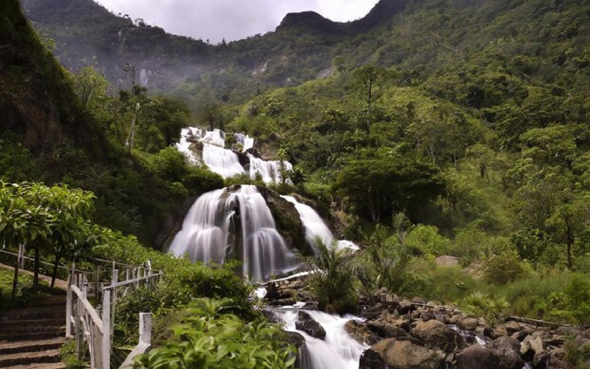 lugar cerca de la cdmx con una gran cascada | Las Cascadas Velo de Novia son un lugar hermoso y tranquilo que ofrece una experiencia inolvidable. (Freepik)