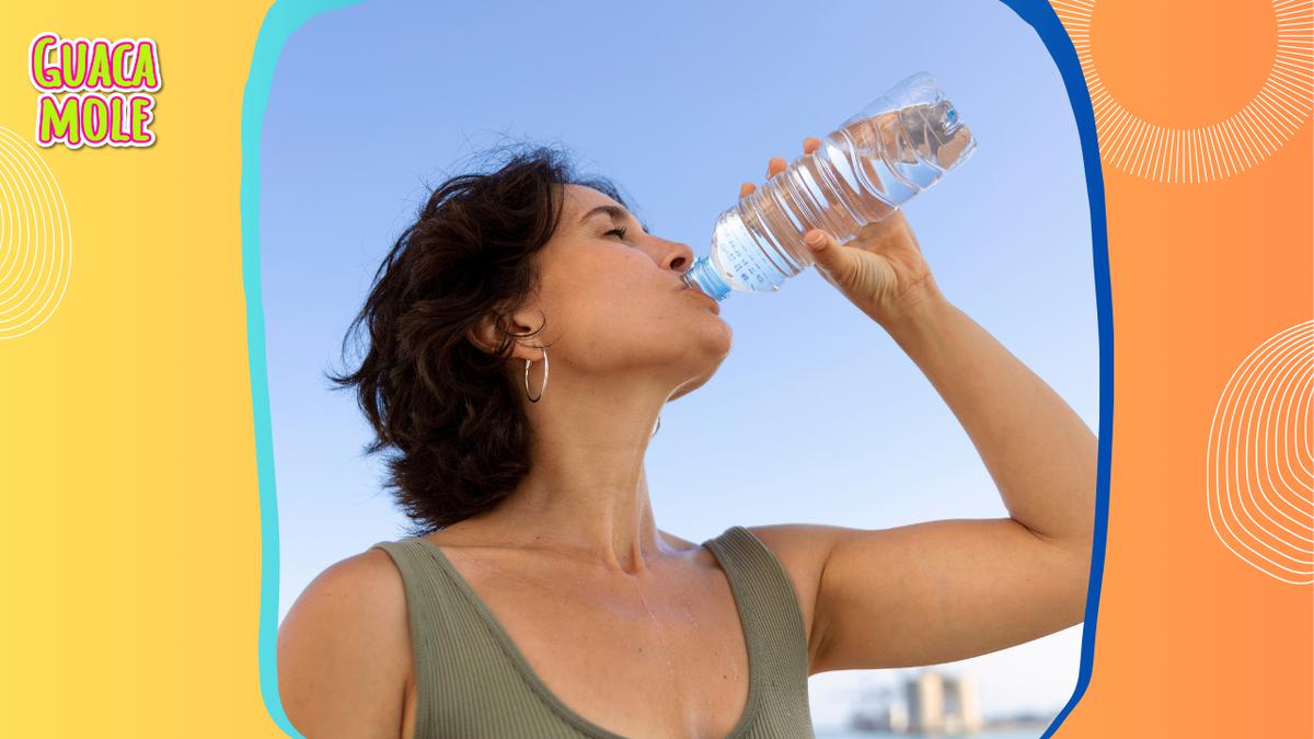 Tomar agua fría | Tomar agua fría le ayudará a tu cuerpo a refrescarse (Freepik).
