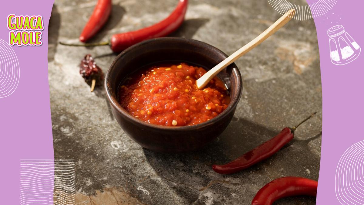 Te enseñamos a preparar con esta receta la peculiar y viral salsa de jamaica y chile morita