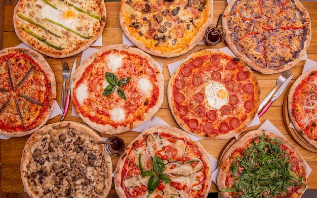 Lo que le pongas por encima a la pizza es cosa tuya. | Una vez que tengas la receta de la masa hecha, puedes innovar con los sabores. (Fuente: Freepik).