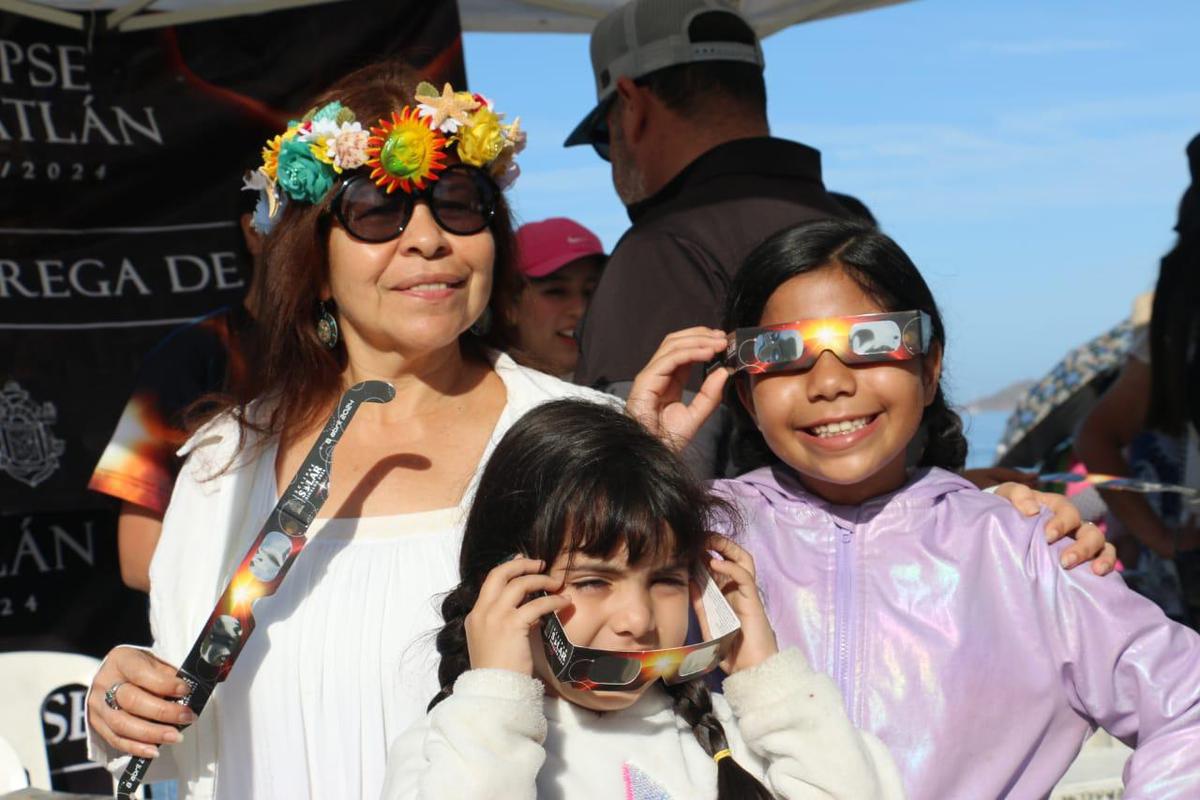Lentes para ver el eclipse solar 2024 en Mazatlán. | Momento donde entregaron miles de lentes a los habitantes de Mazatlán. (Especial: Felicitos Trujillo).
