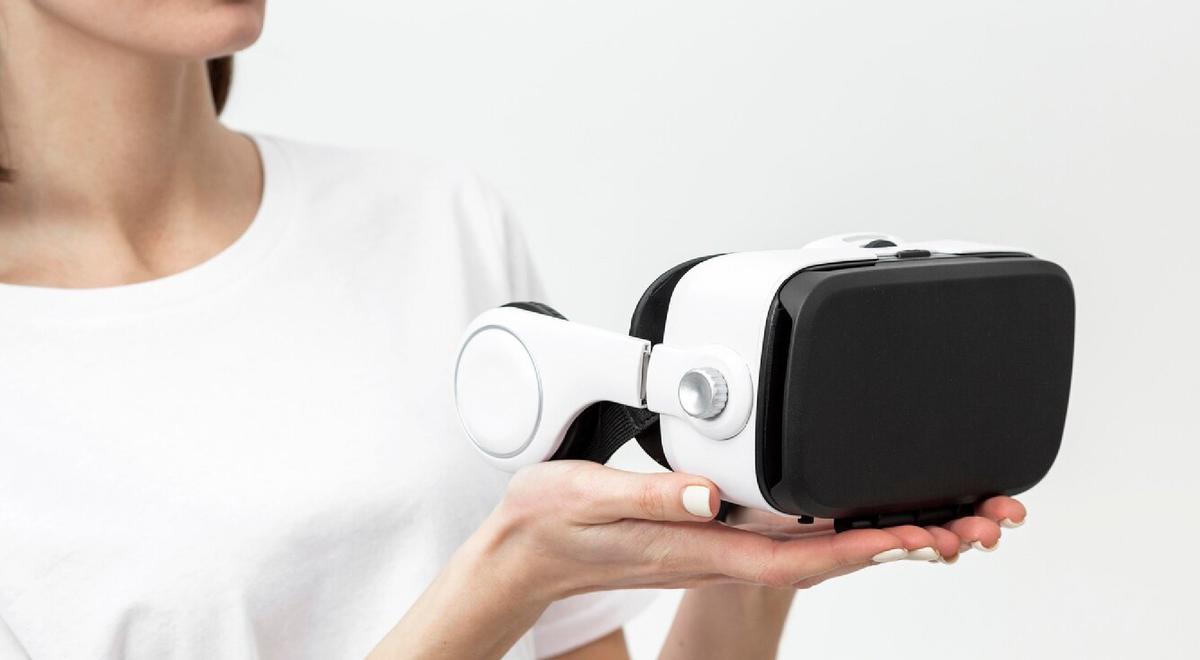 Gafas de realidad virtual | Las gafas de realidad virtual te permite poder conocer cualquier lugar del mundo sin salir de casa. (Freepik)