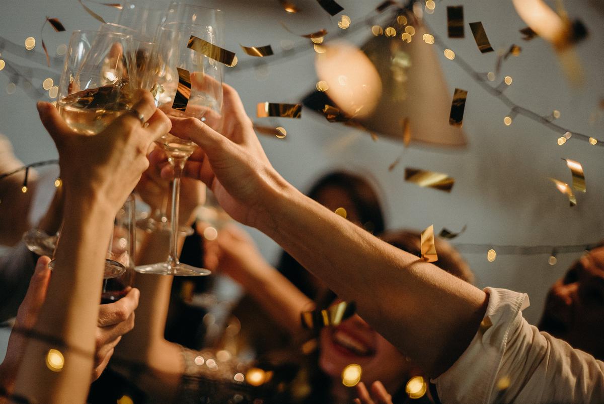 Año Nuevo. | Brinda con una copa de sidra estas fiestas. (Fuente: Pexels).
