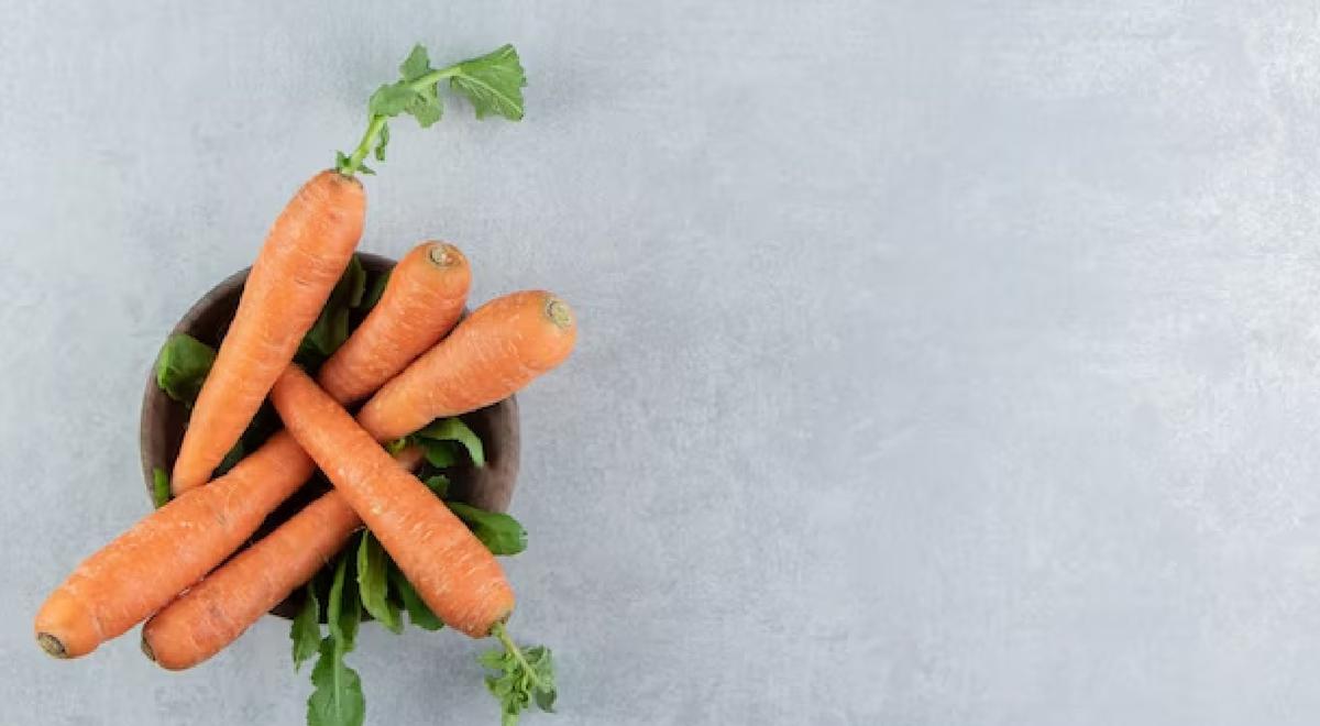 zanahoria | La zanahoria es rica en betacaroteno, vitamina A, vitamina K, vitamina C, potasio, fibra y antioxidantes. (Freepik)