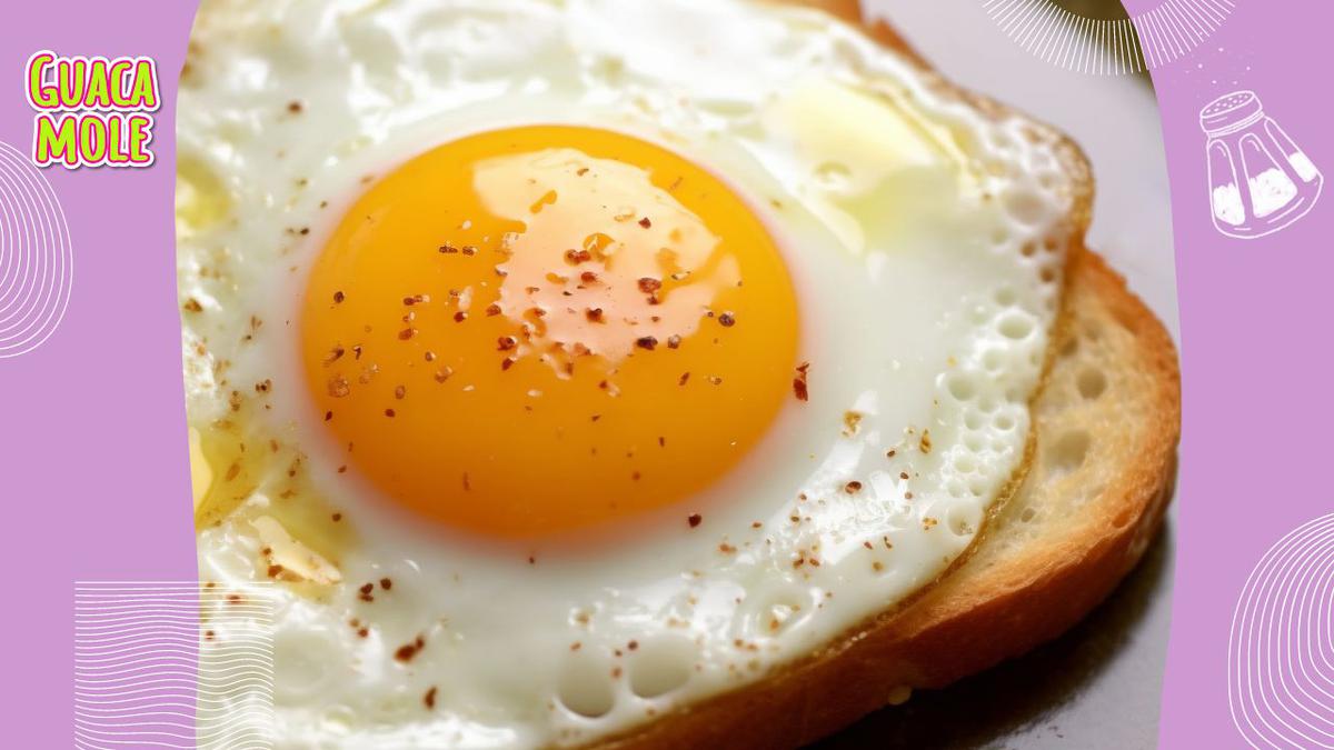 Cocina un huevo estrellado sin freír y en horno de microondas