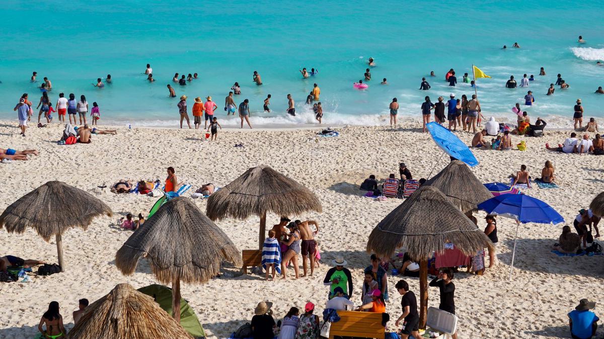Cancún. | Turistas nacionales y extranjeros disfrutan de vacaciones. (Especial: Elizabeth Ruiz/CUARTOSCURO)