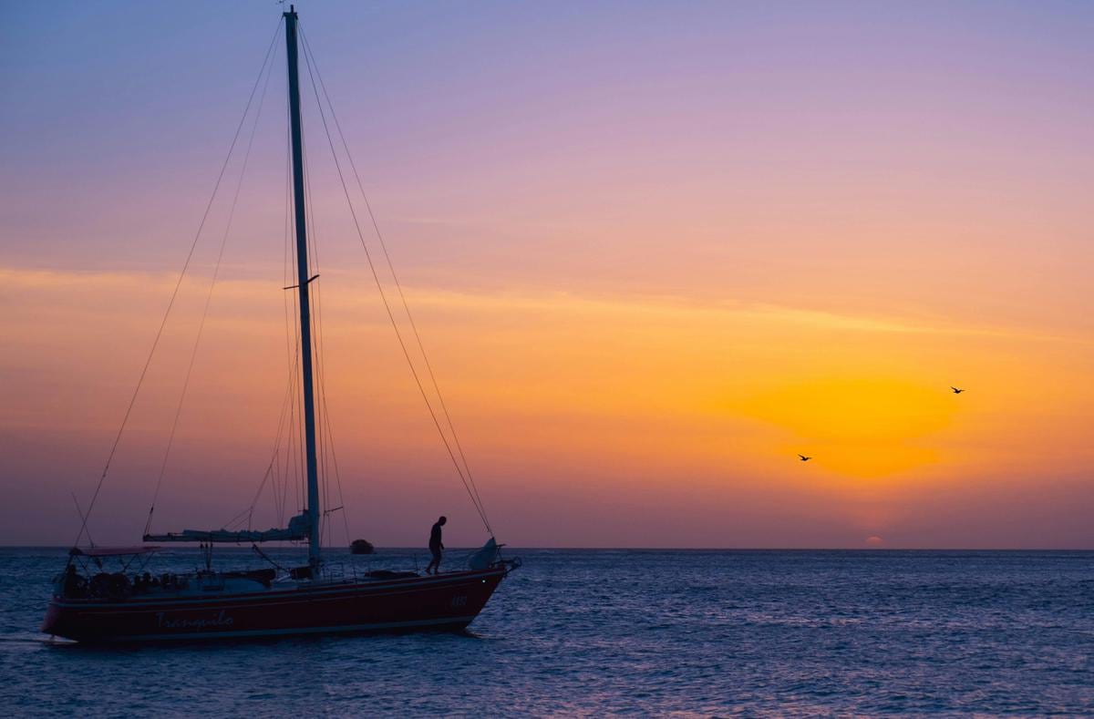 Aruba | Las noches mágicas con el atardecer son ideales para un paseo en barco
(Fuente: Pexels)
