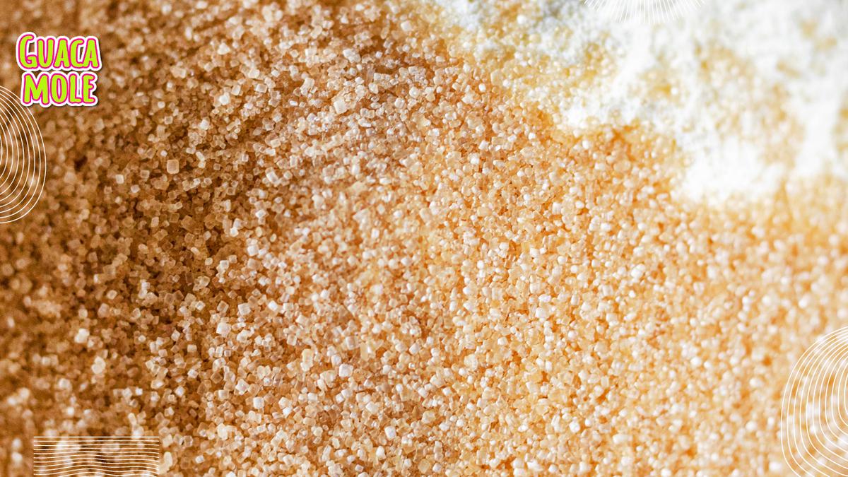 Azúcar morena. | Si casi nunca consumes este tipo de azúcar, acá te decimos algunas de sus propiedades y su proceso. (Canva).