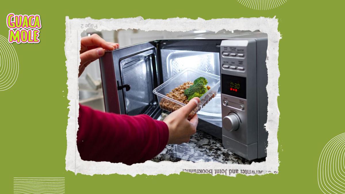 Calentar alimentos en el microondas. | Te decimos qué tanto daño te hace calentar tu comida en el microondas con túpers de plástico. (Especial: Freepik).