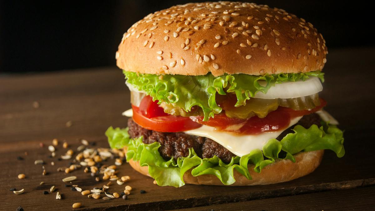 Comida rápida. | La hamburguesa puede ser tan saludable como tú lo desees.