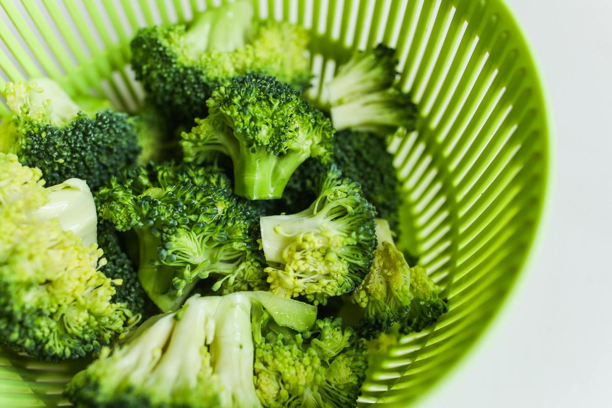 El alimento que siempre cocinamos, pero es mejor crudo. | El brócoli, según expertos, debe comerse crudo. (Fuente: Pexels).