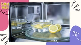 El truco con limón para limpiar fácil y rápido tu microondas