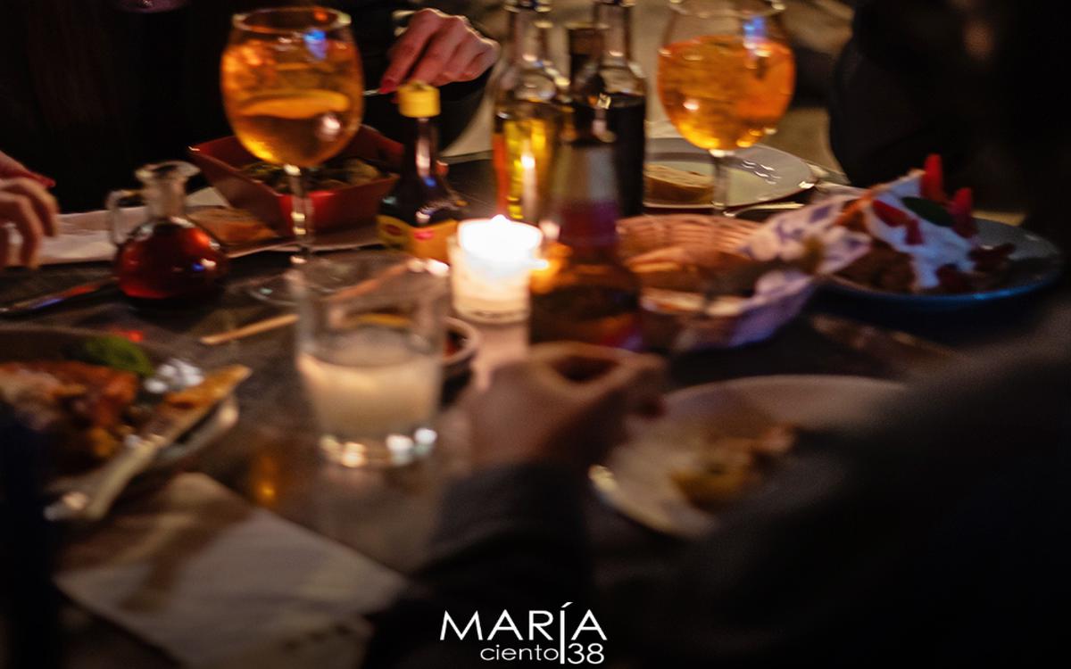 El restaurante María Ciento38 es ideal para una cita romántica | Comer en este restaurante te dará una increíble experiencia durante tu cita romántica. (Freepik)