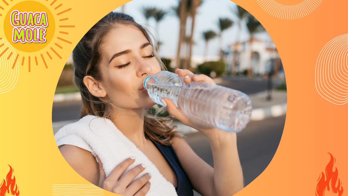 La hidratación en la Ola de Calor | No sólo te refresques con aire acondicionado, también refresca tu garganta con agua (Freepik).