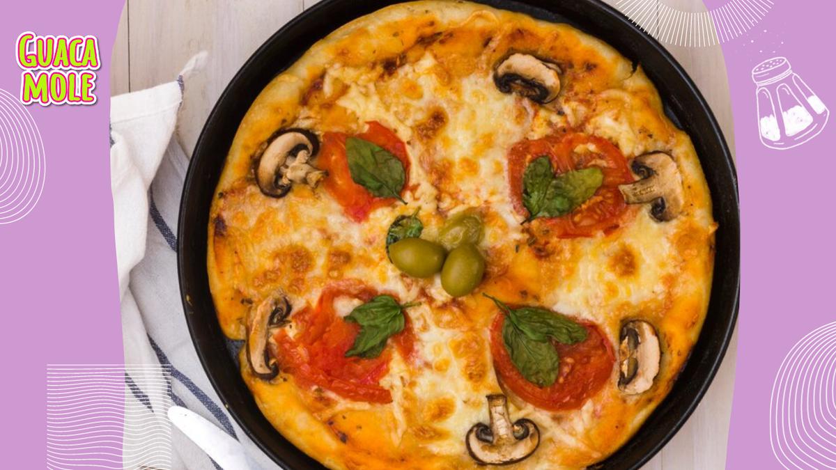 Receta de pizza de sartén | Esta receta es fácil de seguir y te permitirá disfrutar de una pizza casera en minutos. (Freepik)
