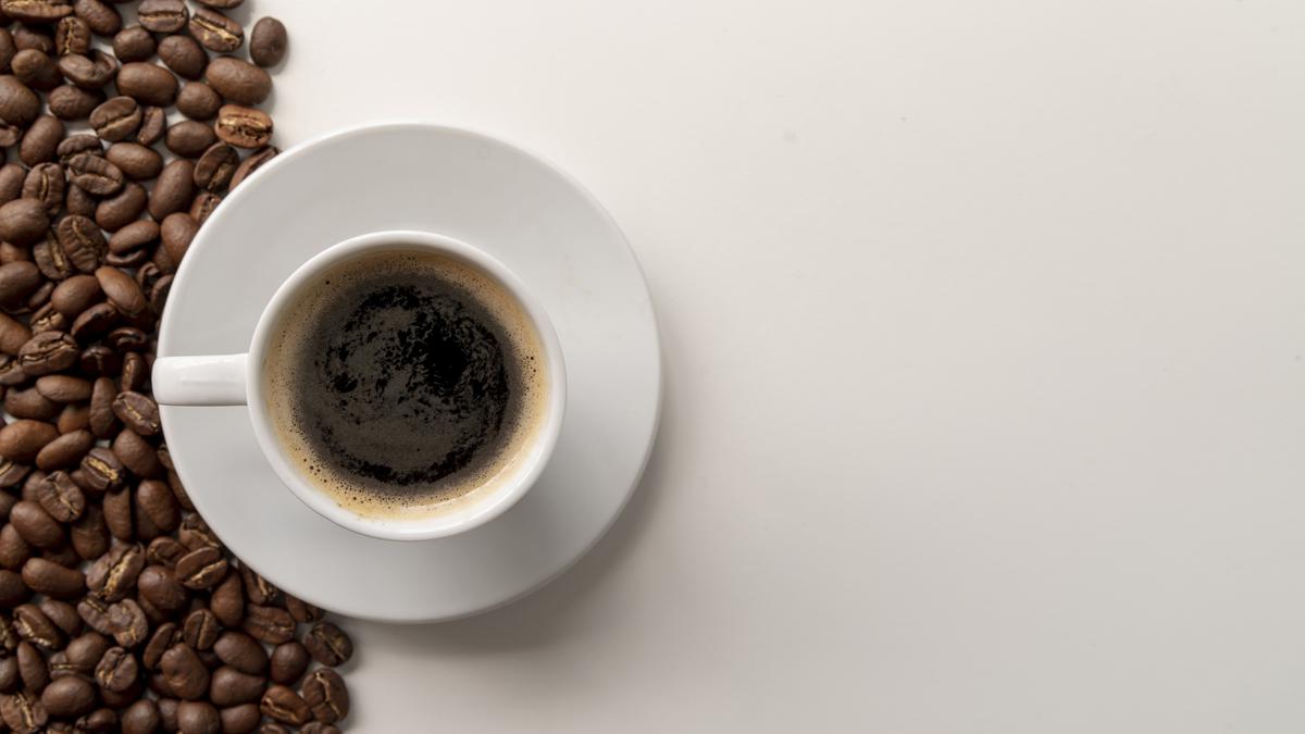 Café | Añadirle mantequilla a tu café puede ayudarte a llegar a tus requerimientos de calorías. (Freepik)