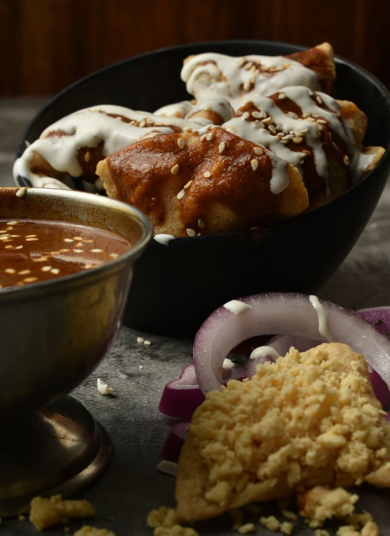 Unos ricos chilaquiles en un plato.