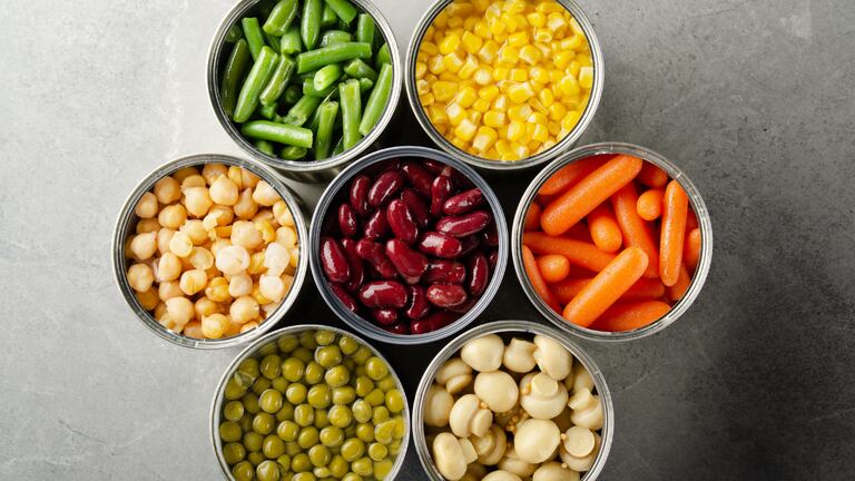 Unas latas con alimentos.