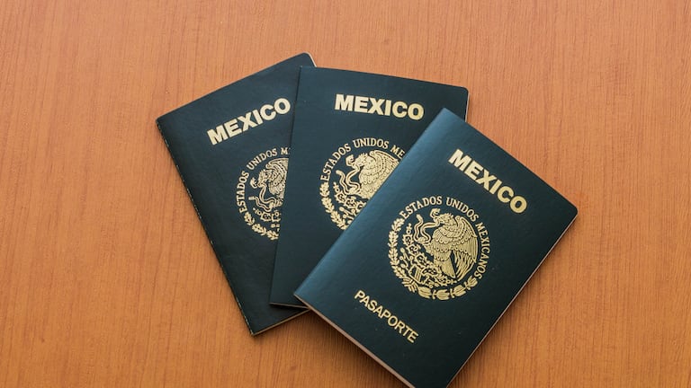 Unos pasaportes de México.